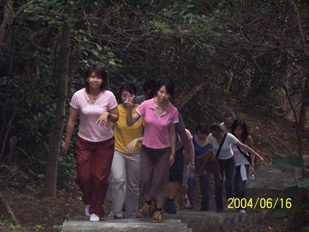 2004 (23).jpg - Jun 16, 2004 迎新送舊(與老師一同登山) [Lab newcomer welcome party]-1